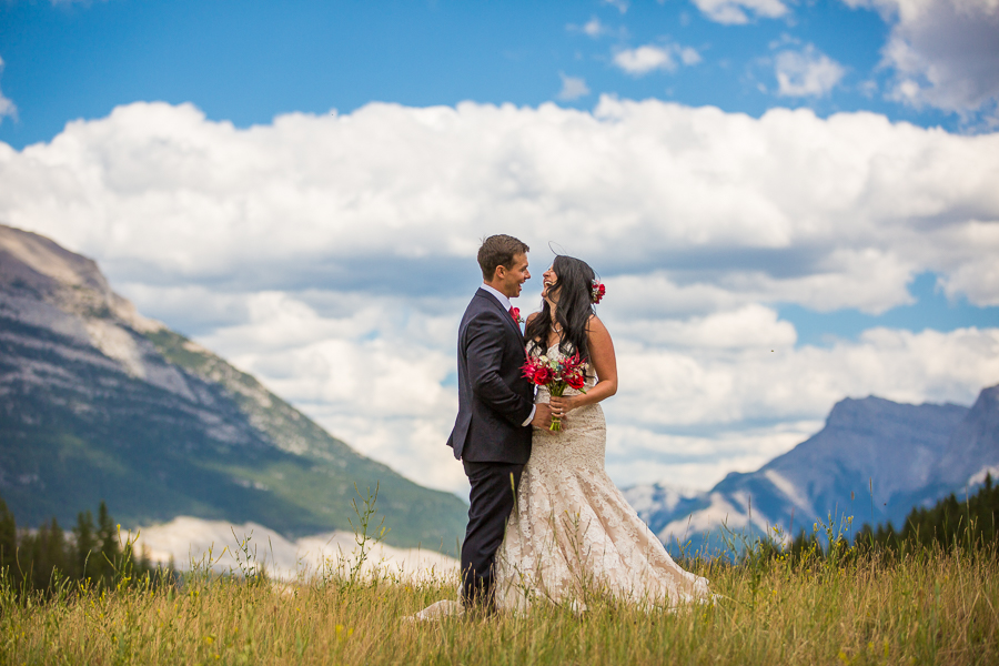 brides in the mountains, first look pictures in Canmore, Bride wearing a veil, first look pictures in the mountains, blue sky wedding pictures