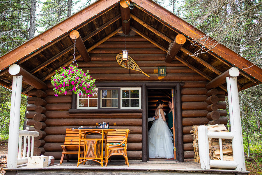 bride gets ready to the lodge on storm mountain