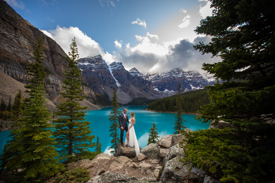 moraine lake couple calgary wedding photographer