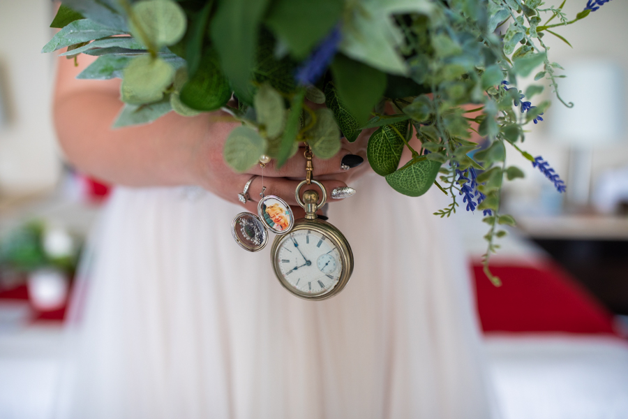 details to add to your wedding flowers of lost relatives