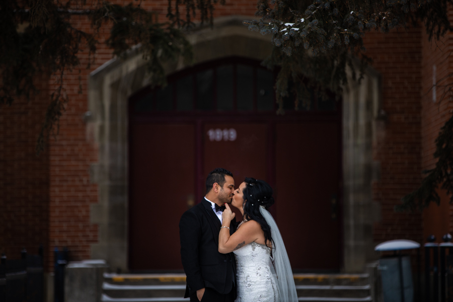 Wedding couple in Downtown calgary by cole hofstra photography