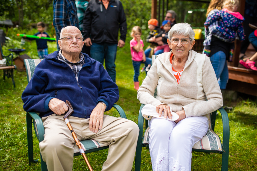 lifestyle photographer with grandma and grandpa