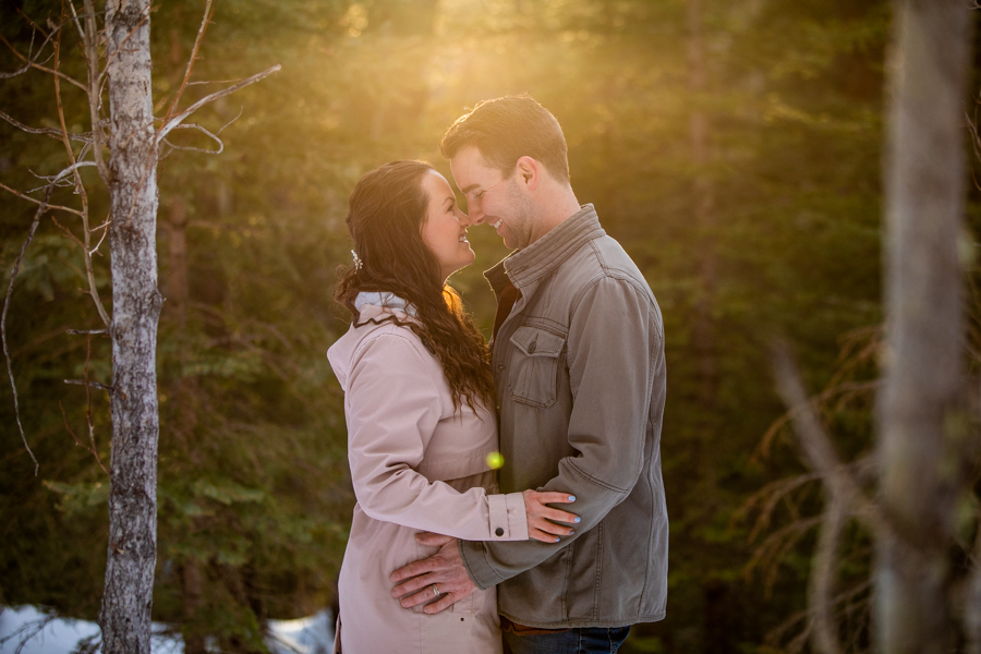 sun set couple kissing