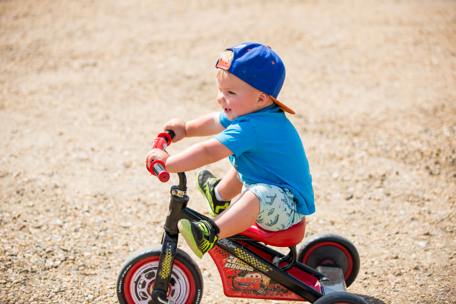 kid on his bike family photographer calgary