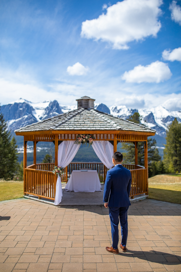 groom waiting