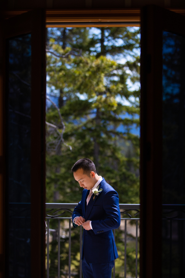 groom getting ready in Canmore at Silvertip golf resort