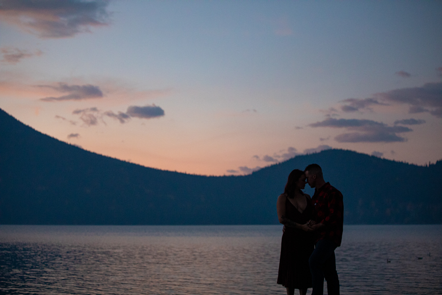 couple in the sunrise at lake minnewanka