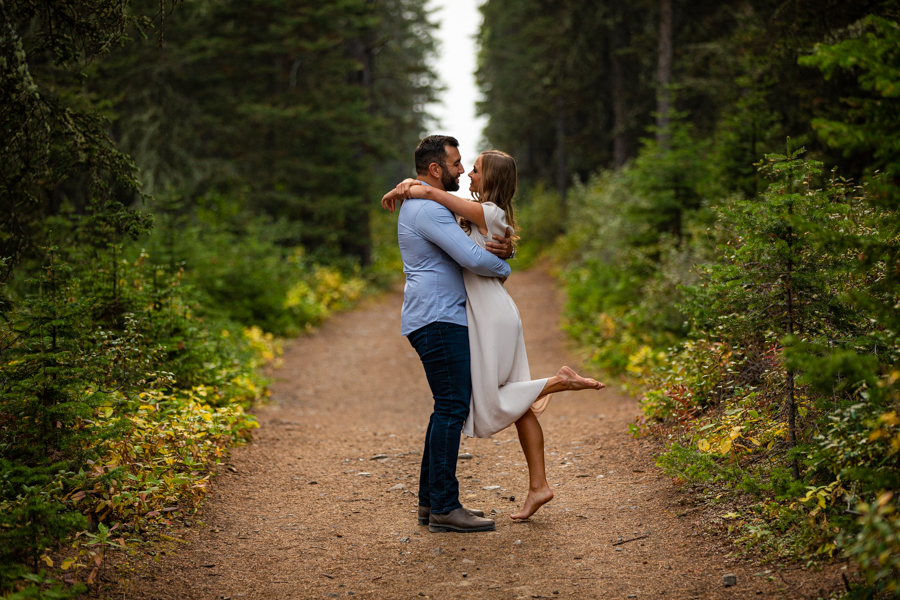 couple cuddling and looking sexy in the mountains